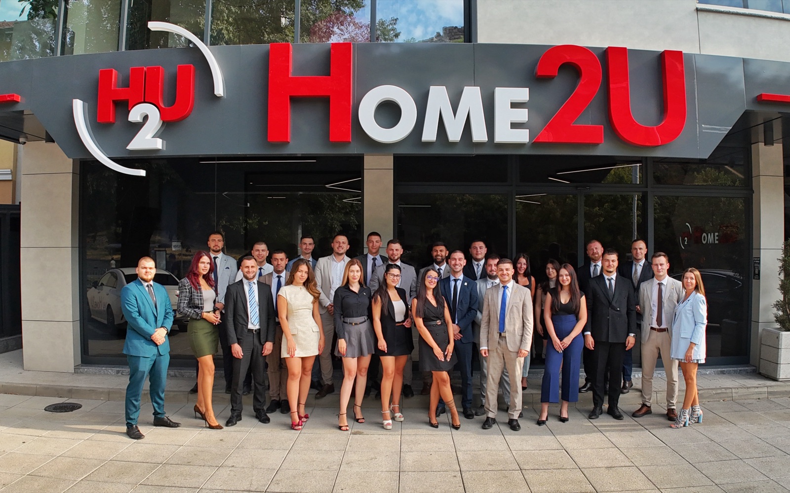 Екипът на Home2U пред офиса на компанията